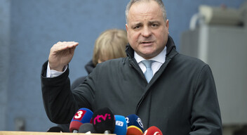 Juraj Droba, Pozsony megye elnöke a tömegközlekedés körül kialakult helyzet ellenére is 48,7%-os arányt ért el (az adatgyűjtés november 16. és 23. között zajlott). -2