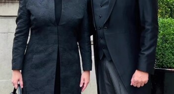 A szlovák elnök a szomorú eseményre Boris Hanečka fekete ruháját választotta, amelyet egy ugyanolyan hosszúságú, virágmintás, fekete kabáttal kombinált. Čaputován egy ízléses, szövetrózsával díszített kalap is volt. A ruhát gyöngyház nyaklánccal és fülbevalóval egészítette ki.