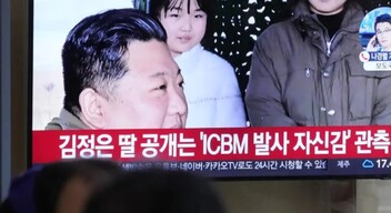 A lány mellett Kim Dzsongun felesége Ri Solju is feltűnik. 