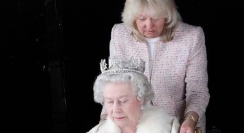 A királynő jobbkeze, Angela Kelly személyi asszisztens és ruhatáros, szintén gondoskodott arról, hogy a királynő kényelmesen érezze magát, és pihenjen - írja a The Sun című napilap. Szombat este és vasárnap délben, néhány nappal a halála előtt, a királynőhöz csatlakozott Iain Greenshields  - a Skót Egyház Közgyűlésének moderátora -, valamint Károly és Anna hercegnő.