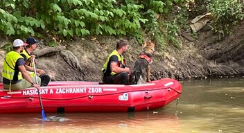 Két napja keresnek egy folyó közelében eltűnt kétéves kisfiút, eddig nem találták (FOTÓK)