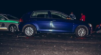 A baleset kedd éjszaka történt a Vasúti soron. A 36 éves sofőr nekiütközött két rendőrautónak. A férfi szervezetében 1,21 ezrelék alkoholt találtak.