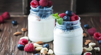 A joghurt a nap bármely szakaszában nagyszerű nassolnivaló. Reggel azonban az üres gyomor tele van a szervezet saját savaival, amelyek amúgy is megölnék az összes tápértéket. A jótékony hatású tejbaktériumokból így szinte semmit sem kapunk. -2