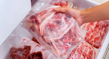 A húsokkal kapcsolatban a szakértők még egy dologra hívják fel a figyelmet. A mosás valójában nedvességet ad, és ez a nedvesség aztán főzéskor gőzt hoz létre, ami hatással lehet az ízre. Ha tehát tökéletesen átsült húst szeretne, kerülje a mosást a főzés korai szakaszában. 
