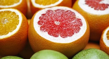 A grapefruitban lévő magnézium serkenti a zsíranyagcserét. Néhány kutatás a grapefruit hatásait tesztelte túlsúlyos betegeken, és az eredmények megdöbbentőek voltak. Étkezés előtt megettek egy fél grapefruitot, és három hónap után, változatlan étkezési szokások mellett akár öt kilótól is megszabadultak!-2