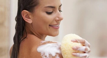 A szivacsot használat után gyakran a zuhanyzóban hagyják, ahol nem mindig szárad meg gyorsan. Ezáltal ideális táptalaj a gombák vagy penészgombák számára. A megelőzése érdekében a szivacsot forró vízben kell tisztítani, ami elpusztítja a nem kívánt baktériumokat és penészgombákat. Ajánlatos hat hónaponta cserélni!