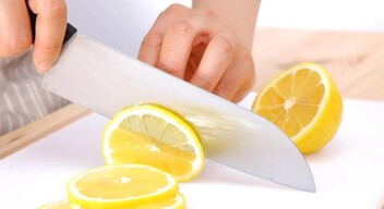 Tudta, hogy a citrom természetes dezodornak számít? Az izzadság kellemetlen szaga ellen is megoldást jelenthet. A citromlevet vigye a test azon részeire, amelyek a legjobban izzadnak, hagyja rajtuk 20 percig, majd mossa le. Ha allergiás a citrusfélékre, ne próbálja ki ezt a trükköt.