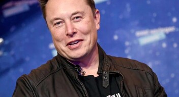  Elon Musk, a Tesla alapítója reggel 7 órakor ébred, fél órát tölt e-mailok olvasásával és kávézással, majd fiait iskolába küldi. Ezután zuhanyozik és munkába megy, ahol heti 120 órát tölt. 