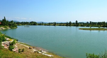  Az Újgyalla (Dulov) községtől nem messze található tó kiváló hely a kikapcsolódásra és úszásra. A tiszta vizet faházak veszik körül, és évente horgászversenyen vehet részt! 