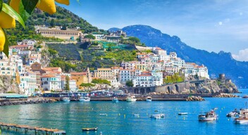 Az Amalfi-partot joggal tartják Olaszország gyöngyszemének, és legendás nyaralóhelynek. A gazdagok és híresek gyakran utaznak az Amalfi-partra, és ha nekik biztonságos, akkor mindenkinek az. Bár alkalmanként előfordulhat zsebtolvajlás, a látogatók sok mindent tehetnek, hogy megvédjék magukat. 