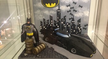 Batman és a Batmobil.