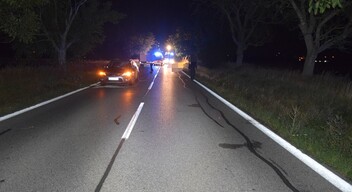 TRAGÉDIA: Meghalt egy gyalogos, miután éjszaka kifutott az autó elé (FOTÓK)