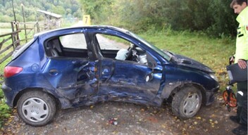 Fának ütközött autójával egy 19 éves kezdő sofőrnő, barátnője az életéért küzd az intenzíven (FOTÓK)
