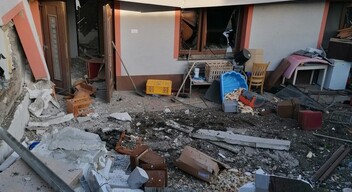 FRISS: Felrobbant egy családi ház, tulajdonosa életveszélyesen megsérült (FOTÓK)