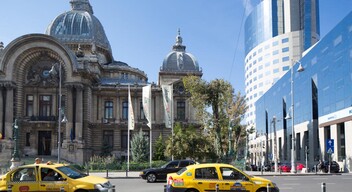 Románia, Horvátország: Bukarestben a taxisok ugyanolyan számítóak, mint a nálunk, és ha meglátják, hogy külföldi vagy, lehet, hogy megpróbálnak kiszúrni veled. Ha tehát taxit hívsz, győződj meg róla, hogy működik a taxióra. Ha az rendben van, akkor is légy óvatos, hiszen a sofőr észrevétlenül visszaállíthatja a készüléket. 