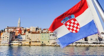 Horvátország ez évben erősebb turistaszezonra készül, mivel két év után mindenféle járványellenes szabály nélkül utazhatunk. A legnagyobb különbség tavalyhoz képest azonban mégis az árakban rejlik.   A DNEVNIK.hr horvát napilap felmérte a szolgáltatások árait Splitben és Közép-Dalmáciában is. Információik szerint egy kétszemélyes apartman a városközpontban jelenleg éjszakánként 370 kunától, azaz közel 50 eurótól kezdődik.