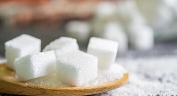 Próbáljon meg kevesebb cukrot tenni a süteményekbe, mint amennyit megszokott (vagy mint a receptben tanácsolják). Ha a recept már tartalmaz olyan összetevőket, amelyekben  van cukor (pl. keksz, alma vagy csokoládémáz), akkor csökkentse a mennyiségét.-3