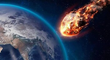 Nostradamus 1555-ben azt is megjósolta, hogy egy aszteroida fog a Földbe csapódni, ami majd sokak halálát okozza. A csillagász jóslataiból nem derül ki egyértelműen, hogy ez az állítólagos "égi kő" becsapódása mikor következik be, de azt írta, hogy "nagy tűz" esik le az égből.