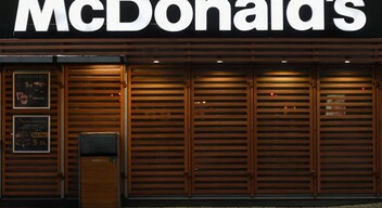 Az Egyesült Államokban a gyorsétteremláncok a munkaerőhiány miatt kénytelenek megváltoztatni a nyitvatartási idejüket. Ilyen például a McDonald's, amely néhány üzletében 10 százalékkal csökkentette a nyitvatartási idejét. 