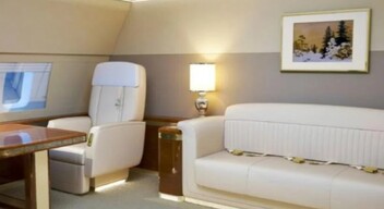 Putyin luxusgépéről a The Sun brit napilap közölt fotókat. A repülőn az orosz elnök rendelkezésére áll többek között egy fürdőszoba aranyozott WC-csészével és mosdókagylóval, továbbá egy nagy hálószoba, egy bár, egy dolgozószoba, egy konferenciaterem és egy edzőterem is. 