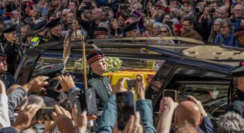 Čaputová párjával, Juraj Rizmannal együtt vesz részt a temetésen. A temetésre számos állam- és kormányfőt várnak a világ minden tájáról, köztük több európai királynőt és királyt.