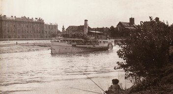 A Dunaföldvár gőzös indulása a Dunakapu térről 1958 augusztusában. A képet Baranyó Katalin adományozta a Régi Győrnek. 