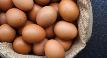 A tojást már sokan nem mossák meg, és erre nincs is szükség, mivel az előírások szerint a polcra kerülésük előtt alapos tisztításon mennek át. -4