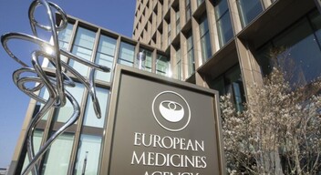Az elemző méltatta az Európai Gyógyszerügynökség (EMA) és az Európai Betegségmegelőzési és Járványvédelmi Központ(ECDC) munkáját is a világjárvány elleni küzdelemben.