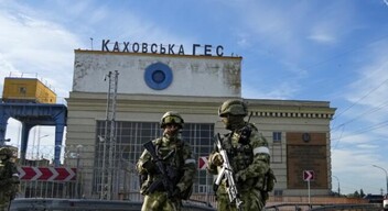 A március óta orosz csapatok által megszállt félmilliós Herszon városát rendszeresen elárasztják a Moszkva-barát tisztviselőket fenyegető röplapok. 