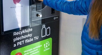 A betétdíjas rendszer már 2022 januárja óta működik, a szlovákiai lakosok eddig 200 millió visszaváltható palackot helyeztek az automatákba. Azonban sokaknak a 15 centes díj sem elég motiváció arra, hogy üvegeiket a rendszernek megfelelően dobják ki.  Ebből húznak hasznot a gyűjtögetők, akik többnyire hátrányos helyzetű vagy hajléktalan emberek.