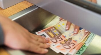A családi jutalékok kifizetése automatikusan történik az adóhatóságnál augusztus elején rendelkezésre álló adatok alapján. "Ha nem áll rendelkezésre elegendő adat, az adóhatóság felveszi a kapcsolatot az érintett személyekkel" - közölte az osztrák nagykövetség.