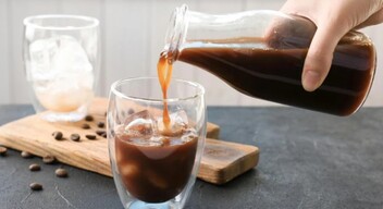 Mennyi kávét ihatunk egy nap? Ez személyenként változhat, de a legtöbb szakértő egyetért a napi három-öt csészében, ami 400 mg koffeint jelent. De attól is függ, hogy milyen fajtát iszunk…