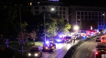 A baleset még vasárnap este történt Pozsony egyik legforgalmasabb utcáján, ahol a buszmegállóban várakozó egyetemi hallgatók közé hajtott a részeg sofőr. A balesetben öten életüket vesztették, többen még kórházban vannak sérüléseikkel. 