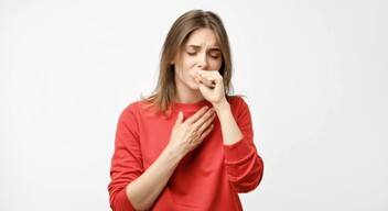Egyeseknél infarktus előtt megfázás vagy influenza tünetei jelentkezhetnek, ezért ha azt gyanítja, hogy ez a szívroham jele lehet, forduljon orvoshoz.