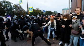  Az orosz főváros központjában tartózkodó AFP újságírói szerint legalább 50 embert tartóztatott le a rendőrség a híres Arbat utcán. Szentpéterváron az AFP riporterei látták, hogy a rendőrség körülvette a tüntetők egy kisebb csoportját, akik azt skandálták: "Nemet a mozgósításra!" - és mindegyiküket őrizetbe vették.
