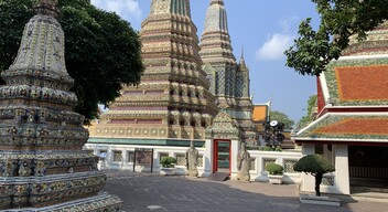 Máskor alig lehet mozdulni a bangkoki Fekvő Buddha templománál, most egy időre eltűntek a turisták