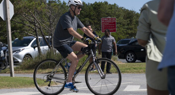 VIDEÓ: Joe Biden elesett a biciklijével