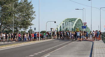 Blokád alatt az Erzsébet híd