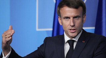 Emmanuel Macron francia elnök a harmadik helyen végzett a rangsorban. Havi fizetése majdnem megközelíti Biden jövedelmét, körülbelül 31 630 euró. Évente több mint 364 000 eurót keres.