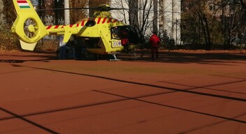 helikopter a teniszpályán