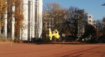 helikopter a teniszpályán