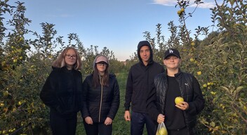 Nádszegi iskolások az almaszüreten