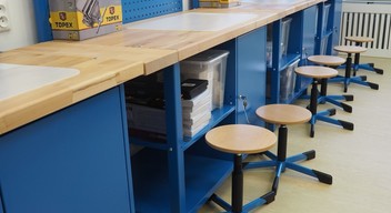 A technikaterem asztalai a Bartók Béla Alapiskolában (A szerző felvétele)