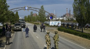 Oroszország ENSZ-nagykövete, Vaszilij Nebenzia csütörtökön ígéretet tett arra, hogy Moszkva lehetővé teszi a Nemzetközi Atomenergia-ügynökség (NAÜ) szakértőinek bejutását a zaporizzsjai atomerőműbe. Azt mondta, hogy már augusztusban meglátogathatják a létesítményt. Ukrajna ENSZ-nagykövete, Szerhij Kiszlicia hazugsággal és szabotázzsal vádolta Moszkvát a zaporizzsjai lövöldözés miatt, amely szerinte "példátlan nukleáris fenyegetést jelent Ukrajnára, Európára és az egész világra". 