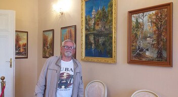 Az összes eredeti festmény a kastélyban Dudás Károly műve