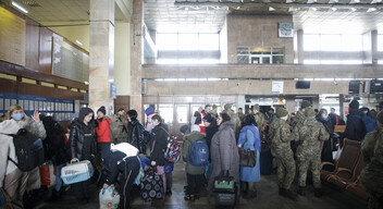 VIDEÓ + GALÉRIA: Tudósítónk jelenti Ukrajnából – sok menekült vár a csapi vasútállomáson arra, hogy elhagyhassa Ukrajnát