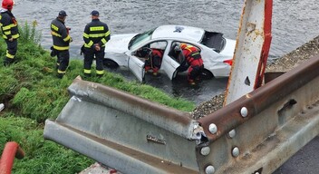 BALESET: Hídról a folyóba zuhant egy autó, a sofőr elmenekült a helyszínről (FOTÓK)