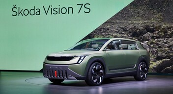A cseh autógyártó jelentősen felgyorsítja elektromos offenzíváját, és már 2026-ig további három, tisztán elektromos modellt – egy kisautó mellett egy kompakt SUV-modellt és egy hétüléses családi autót – tervez bemutatni. Épp a hétüléses, tisztán elektromos SUV-modellre kínál konkrét kitekintést a Vision 7S tanulmány, mégpedig több mint 600 kilométer hatótávval és akár 200 kW csúcs-töltőteljesítménnyel. 