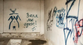 Miután az orosz csapatok kivonultak Herszonból, új részletek kerültek nyilvánosságra a megszállás alatti hónapokról – írja a The Guardian. Az ukrán nyomozók szerint az oroszok birtokba vettek egy épületet, amelyet kínzókamrává alakítottak.