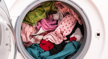 Ne tömje tele a mosógép dobját! Ha így tesz, a sok ruha egy nagy gombóccá gabalyodik össze mosás közben, így bennük maradhatnak a foltok. Az alultöltött dob viszont egyrészt gazdaságtalan, másrészt a mosógép meghibásodásához vezethet – az ideális eset valahol a kettő között van.